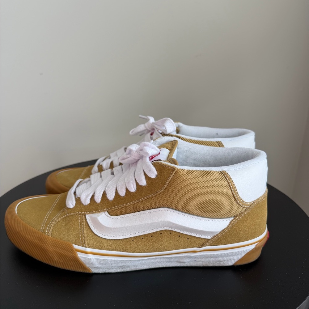 Vans Low-Top – Tan/White (Size 11)